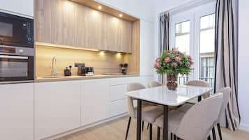 Apartment (2 Bedrooms) | Eigene Küche | Großer Kühlschrank, Mikrowelle, Ofen, Herdplatte