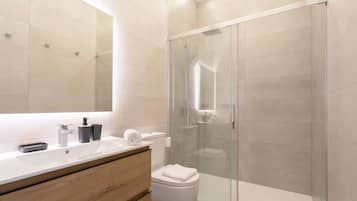 Apartment (2 Bedrooms) | Badezimmer | Dusche, Haartrockner, Handtücher, Seife