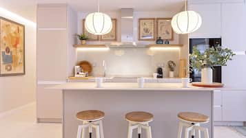 Appartement (4 Bedrooms) | Privékeuken | Een koelkast met diepvriezer, een microgolfoven, een kookplaat