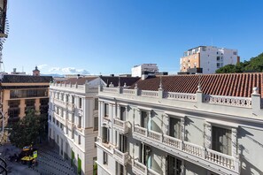 A multi-story building with balconies and a clear view of the sky. - Genteel Home Plaza del Teatro (Málaga)