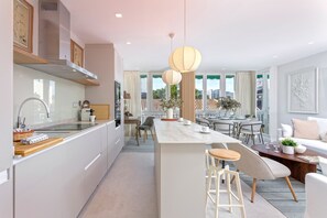 Apartment (4 Bedrooms) | Private kitchen | Full-size fridge, microwave, stovetop, coffee/tea maker