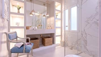Apartment (4 Bedrooms) | Badezimmer | Dusche, kostenlose Toilettenartikel, Haartrockner, Handtücher