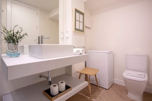 Apartment (1 Bedroom) | Bathroom | Shower, towels, soap, shampoo