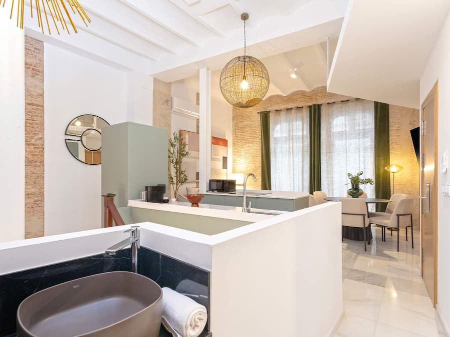 Apartamento, 3 habitaciones | Cocina privada | Frigorífico grande, microondas, placa de cocina y cafetera o tetera
