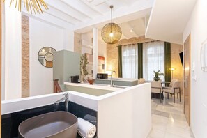 Apartment, 3 Bedrooms | Private kitchen | Full-sized fridge, microwave, stovetop, dishwasher - Genteel Home Gran Poder (Seville)