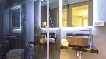 Apartment, 3 Bedrooms | Bathroom | Shower, free toiletries, hair dryer, towels