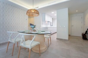Huoneisto (2 Bedrooms) | Ruokailu omassa huoneessa