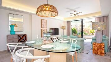 Appartement (2 Bedrooms) | Woonruimte | Een televisie