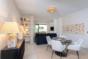 Apartment (2 Bedrooms) | Living area | 55-inch Smart TV with digital channels - Genteel Home Pureza (Seville)