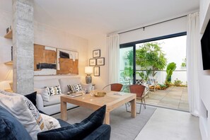 Apartament (2 Bedrooms) | Sala d'estar | Televisor 