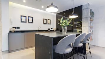 Apartment (2 Bedrooms) | Private kitchen | Full-size fridge, microwave, oven, stovetop