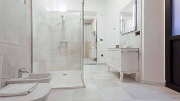 Apartment (2 Bedrooms) | Badezimmer