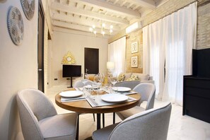 Apartemen (2 Bedrooms) | Makan di kamar