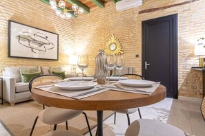 Apartemen, 1 kamar tidur | Makan di kamar