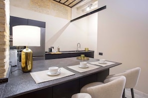 Apartment (2 Bedrooms) | Private kitchen | Full-size fridge, microwave, oven, stovetop - Genteel Home Acetres (Seville)