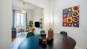 A modern dining area with a round table, chairs, and decorative vases. - Genteel Home Vittorio Emanuele (Florence)
