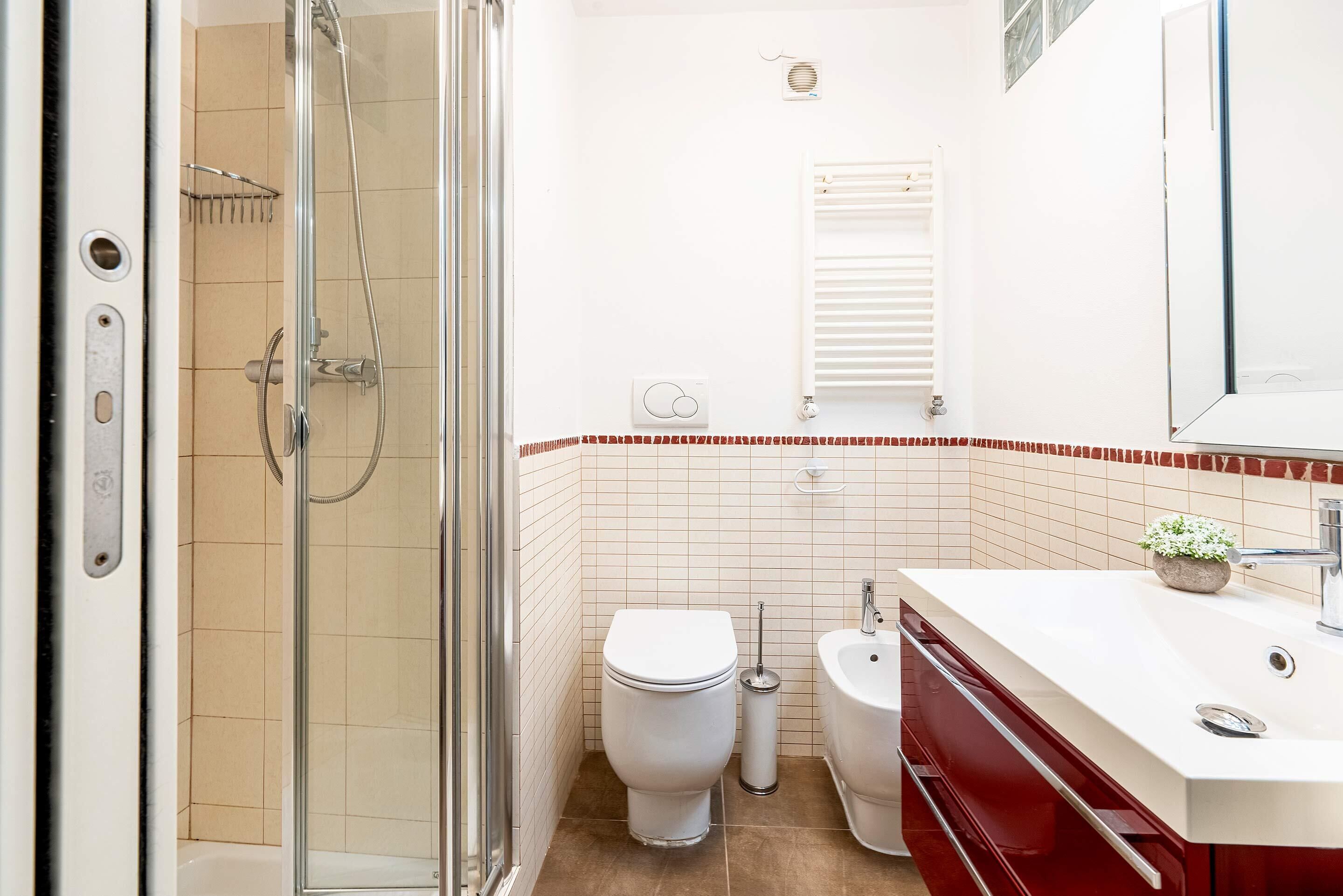 公寓 (1 Bedroom) | 浴室 | 淋浴设施、免费洗浴用品、吹风机、毛巾