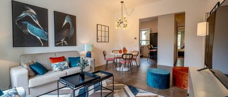 Departamento (1 Bedroom) | Área de sala de estar | Smart TV de 52 pulgadas con canales digitales