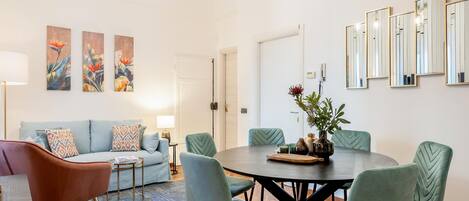 Apartment (3 Bedrooms) | Living area