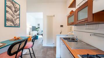 Una cocina moderna con comedor, que incluye una isla de cocina, taburetes de bar y vistas al salón comedor.