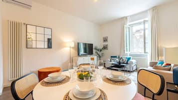 Departamento (1 Bedroom) | Área de sala de estar | Smart TV de 52 pulgadas con canales digitales