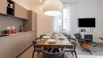 Apartamento (3 Bedrooms) | Servicio de comidas en la habitación
