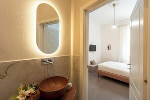 Apartamento (3 Bedrooms) | Baño | Bañera y ducha independientes y cabezal de ducha tipo lluvia