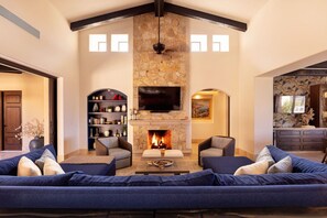 Smart TV, fireplace
