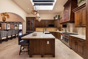 Kylskåp, mikrovågsugn, ugn och spishäll