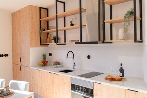 Réfrigérateur, four à micro-ondes, un four, surface de cuisson
