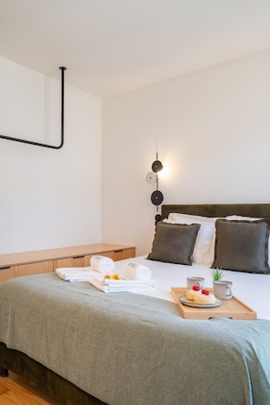 Een strijkplank/strijkijzer, reisbedje, gratis wifi, beddengoed