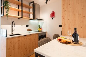 Fridge, microwave, oven, stovetop - Prime Clerigos 4 by Hosty (Porto)