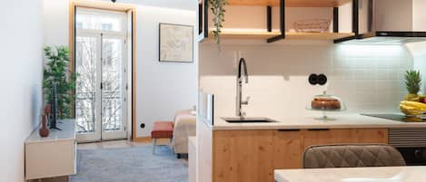 Kühlschrank, Mikrowelle, Ofen, Herdplatte