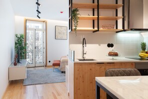 Fridge, microwave, oven, stovetop - Prime Clerigos 4 by Hosty (Porto)