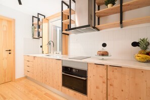 Fridge, microwave, oven, stovetop - Prime Clerigos 3 by Hosty (Porto)