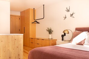 Iron/ironing board, travel crib, free WiFi, bed sheets