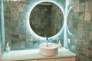 Dusche, Haartrockner, Handtücher