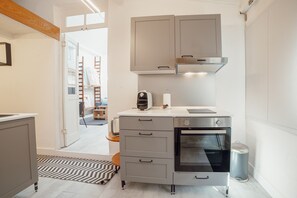 Fridge, microwave, oven, stovetop - Clerigos Loft by Hosty (Oporto)