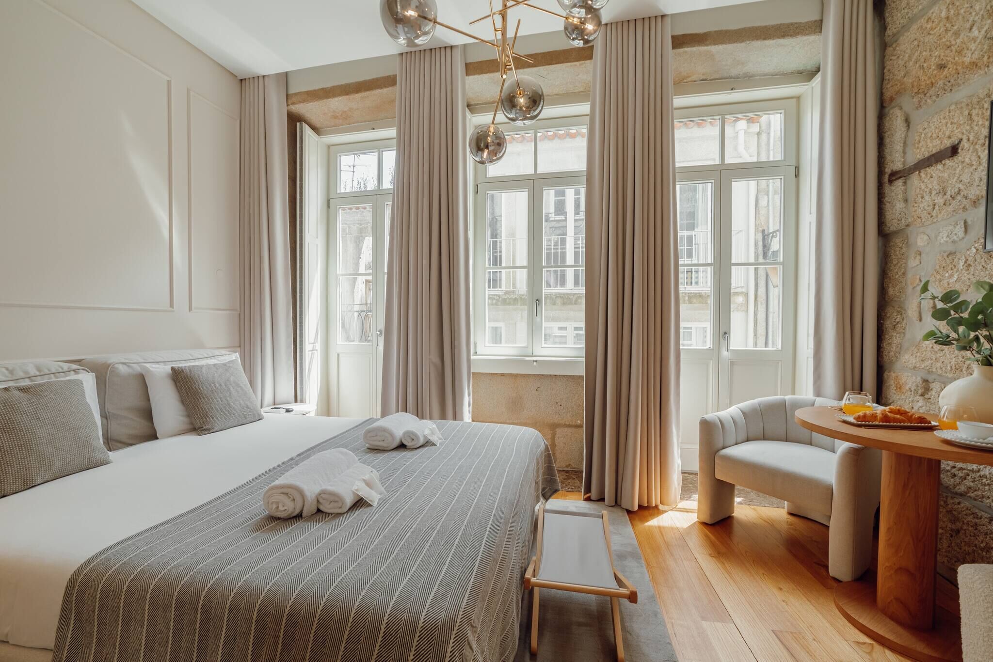 Tabla de planchar con plancha, wifi gratis, ropa de cama