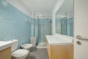 Douche, sèche-cheveux, serviettes fournies