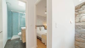 2 bedrooms, iron/ironing board, travel crib, WiFi (free)