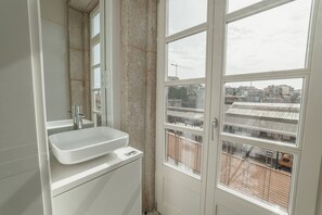 Douche, sèche-cheveux, serviettes fournies