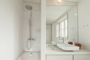 Dusj, hårføner, håndklær og såpe