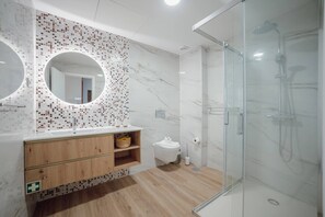 Douche, sèche-cheveux, serviettes fournies, savon