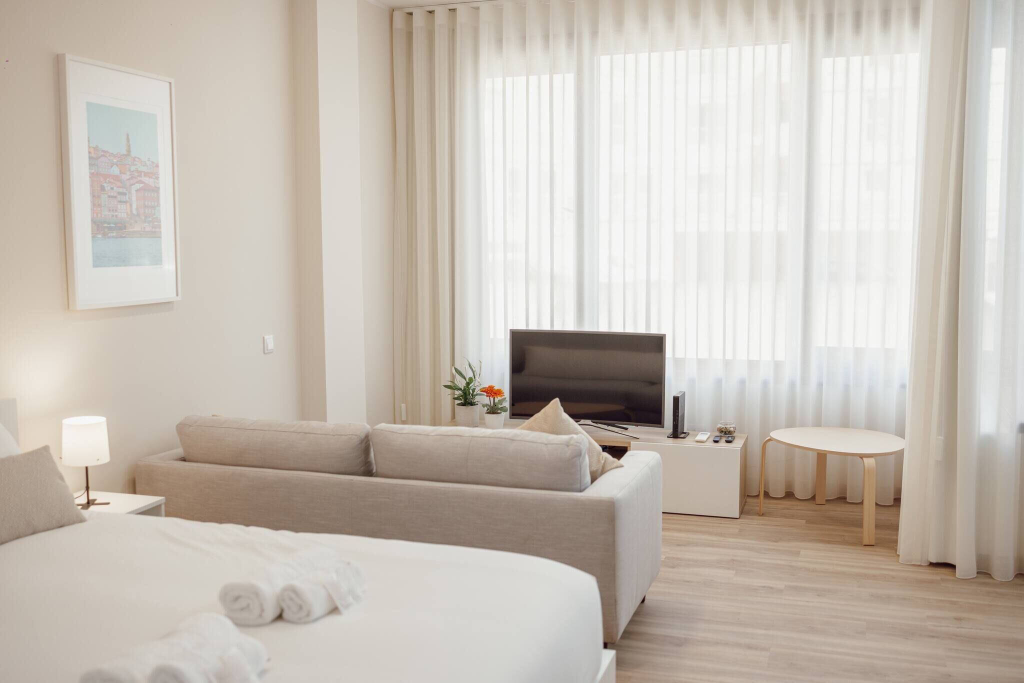 Tabla de planchar con plancha, wifi gratis y ropa de cama 