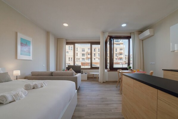 Tabla de planchar con plancha, wifi gratis y ropa de cama