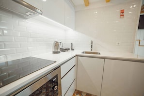 Een koelkast, een microgolfoven, een oven, een kookplaat