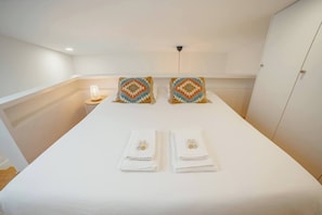 Een strijkplank/strijkijzer, reisbedje, gratis wifi, beddengoed