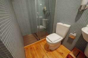 Dusj, hårføner og håndklær