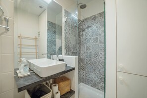 Dusche, Haartrockner, Handtücher, Seife